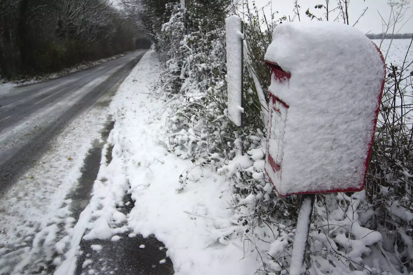 An encrusted post box, from Snow Days, Brome, Suffolk - 22nd November 2008