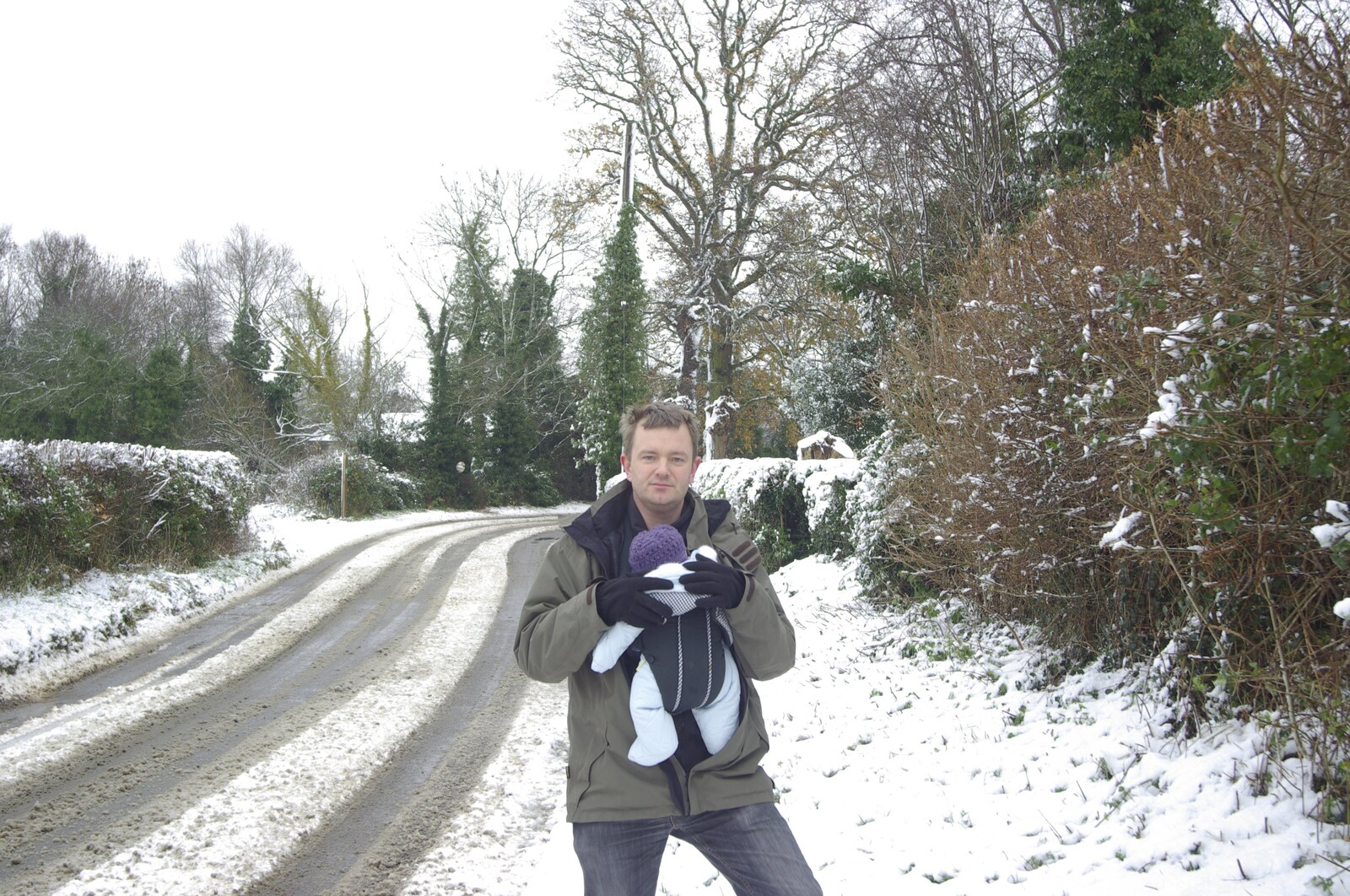 Snow Days, Brome, Suffolk - 22nd November 2008: Nosher with Fred on Rectory Road