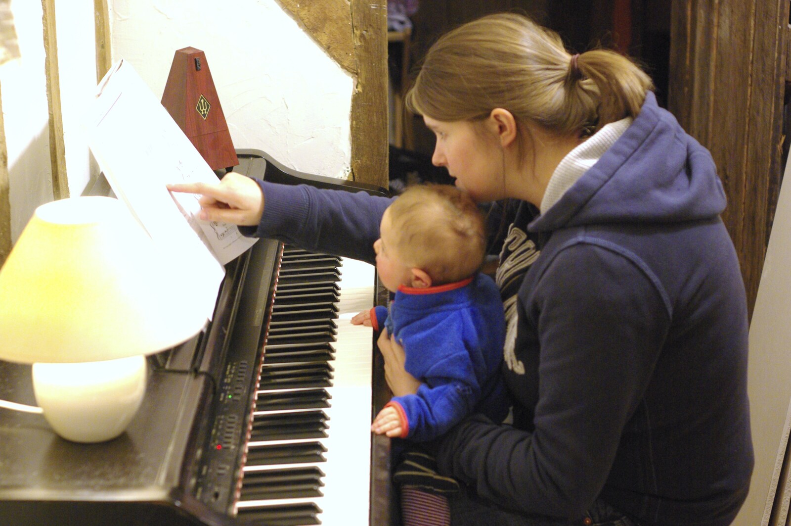 New Year Trips to the Swan Inn, Brome, Suffolk - 6th January 2009: Isobel teaches a bit of piano to Fred