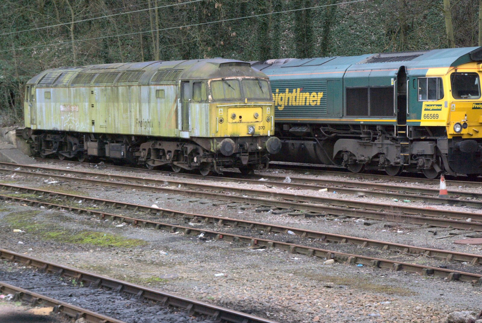 A derelict Class 47 Freightliner loco at Ipswich from A Trip to Orford Castle, Suffolk - 14th March 2009