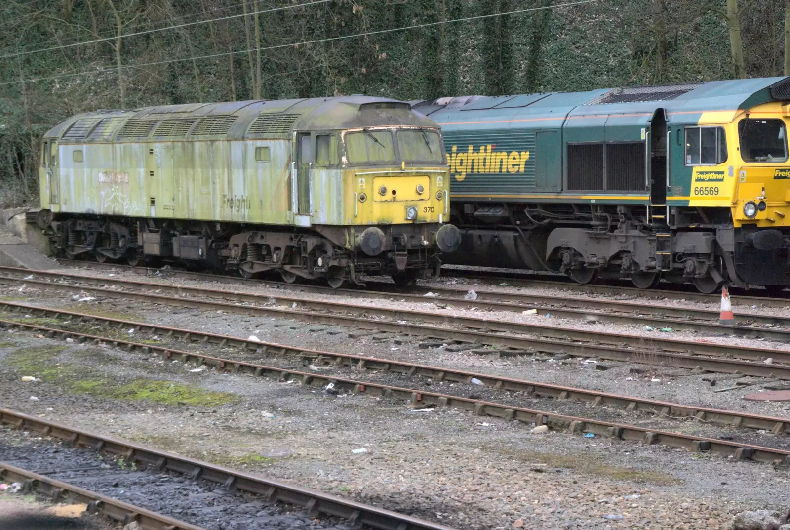 A derelict Class 47 Freightliner loco at Ipswich, from A Trip to Orford Castle, Suffolk - 14th March 2009