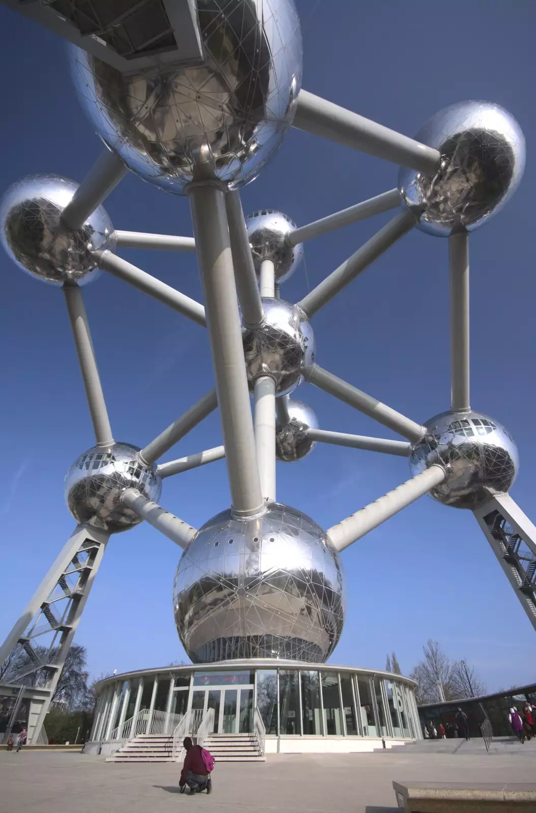 Wide-angle shot of the Atomium, from A Day Trip to Brussels, Belgium - 5th April 2009