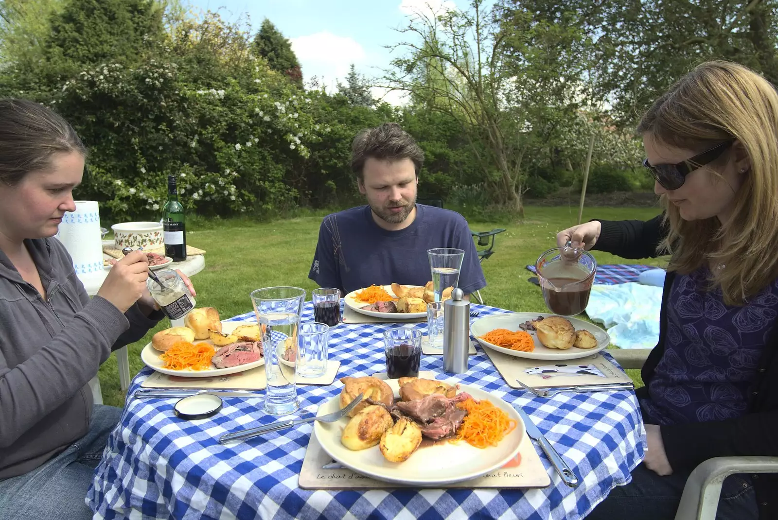 We have roast dinner in the garden, from A Visit from Rachel and Sam, Brome, Suffolk - 26th April 2009