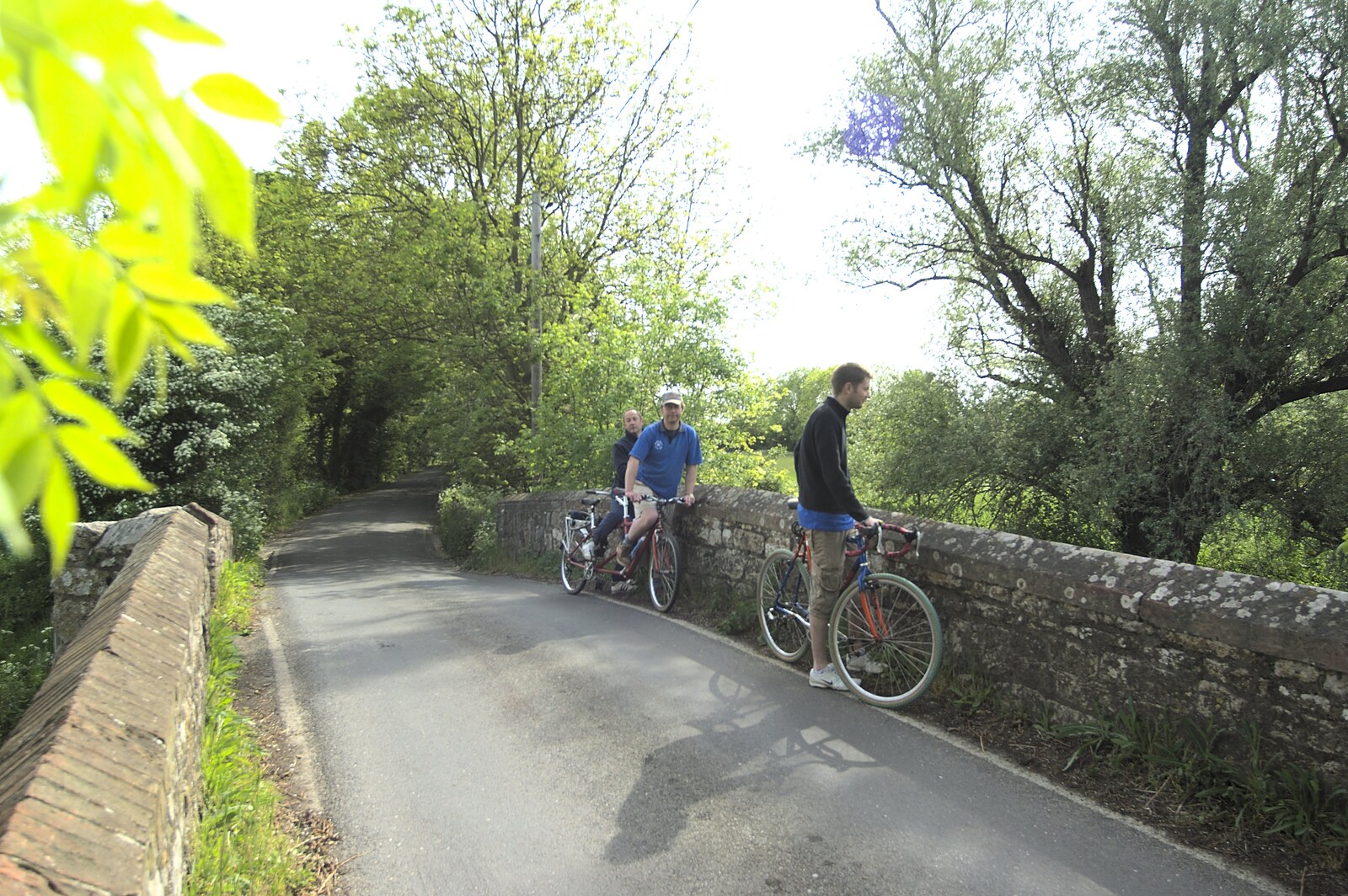 The BSCC Weekend Away Ride, Lenham, Kent - 16th May 2009: We stop on a bridge for a look