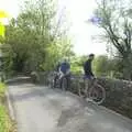 We stop on a bridge for a look, The BSCC Weekend Away Ride, Lenham, Kent - 16th May 2009