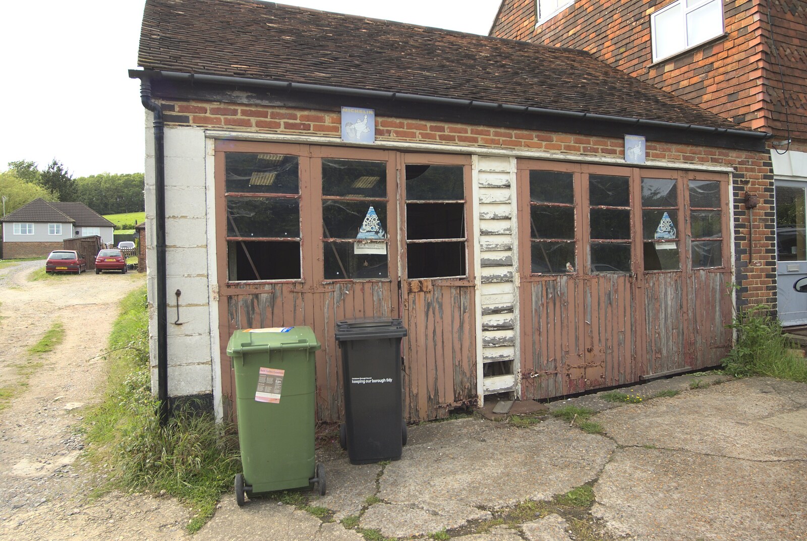 Some semi-derelict garages from The BSCC Weekend Away Ride, Lenham, Kent - 16th May 2009