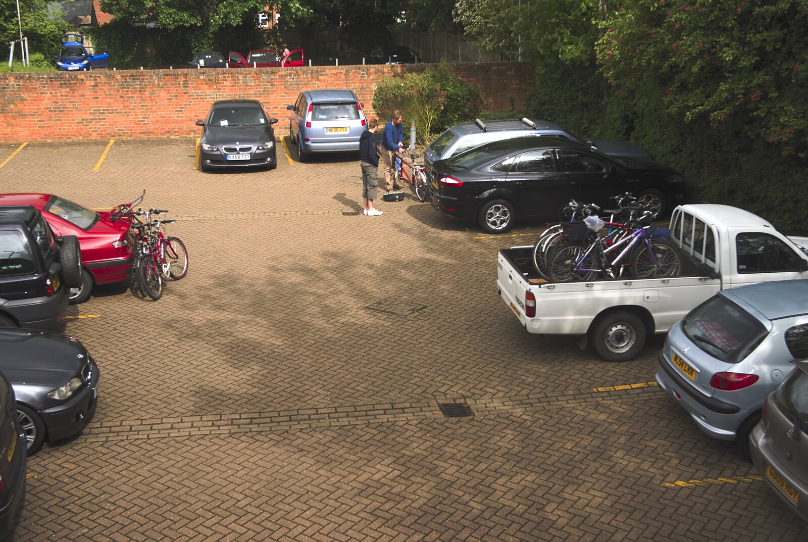 The next morning, bikes are loaded up from The BSCC Weekend Away Ride, Lenham, Kent - 16th May 2009