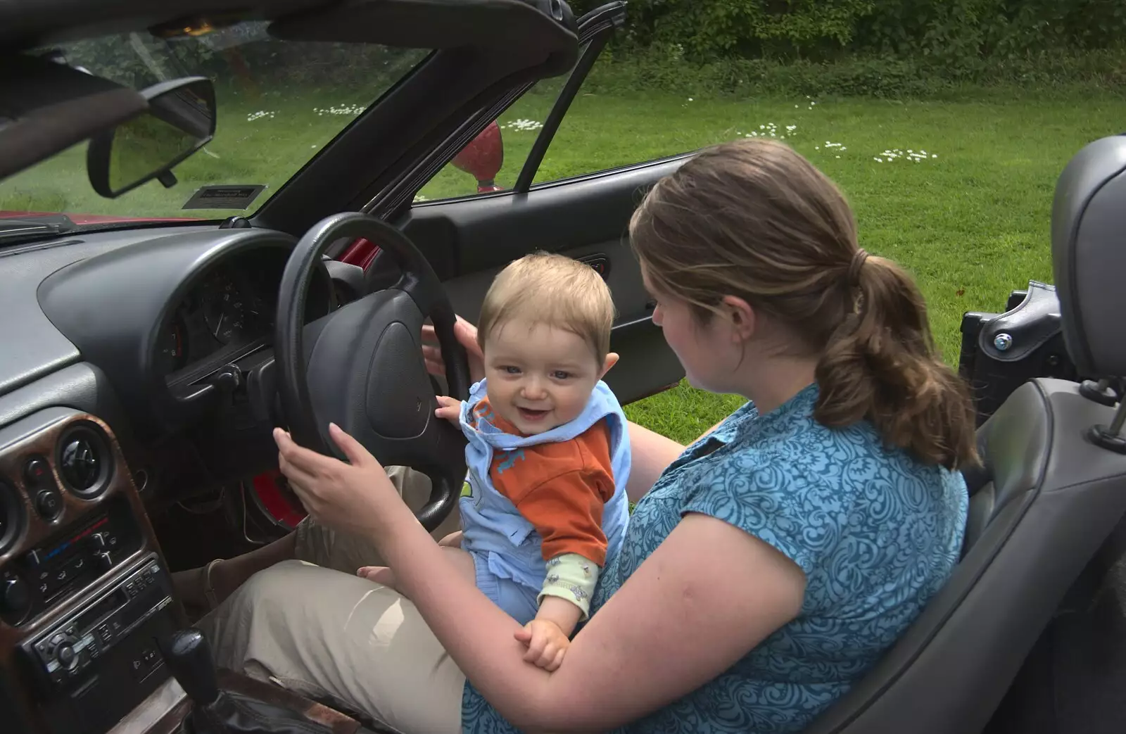 Fred and Isobel hang out in the MX-5, from Martina's Birthday Barbeque, Thrandeston, Suffolk - 23rd May 2009