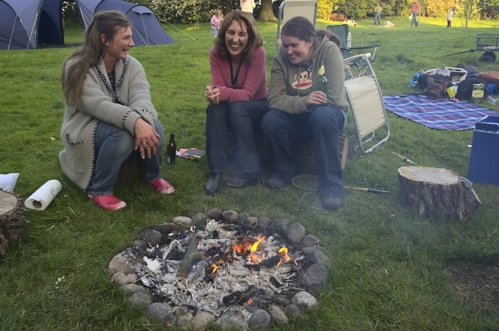 Carmen and Isobel huddle around the fire, from Martina's Birthday Barbeque, Thrandeston, Suffolk - 23rd May 2009