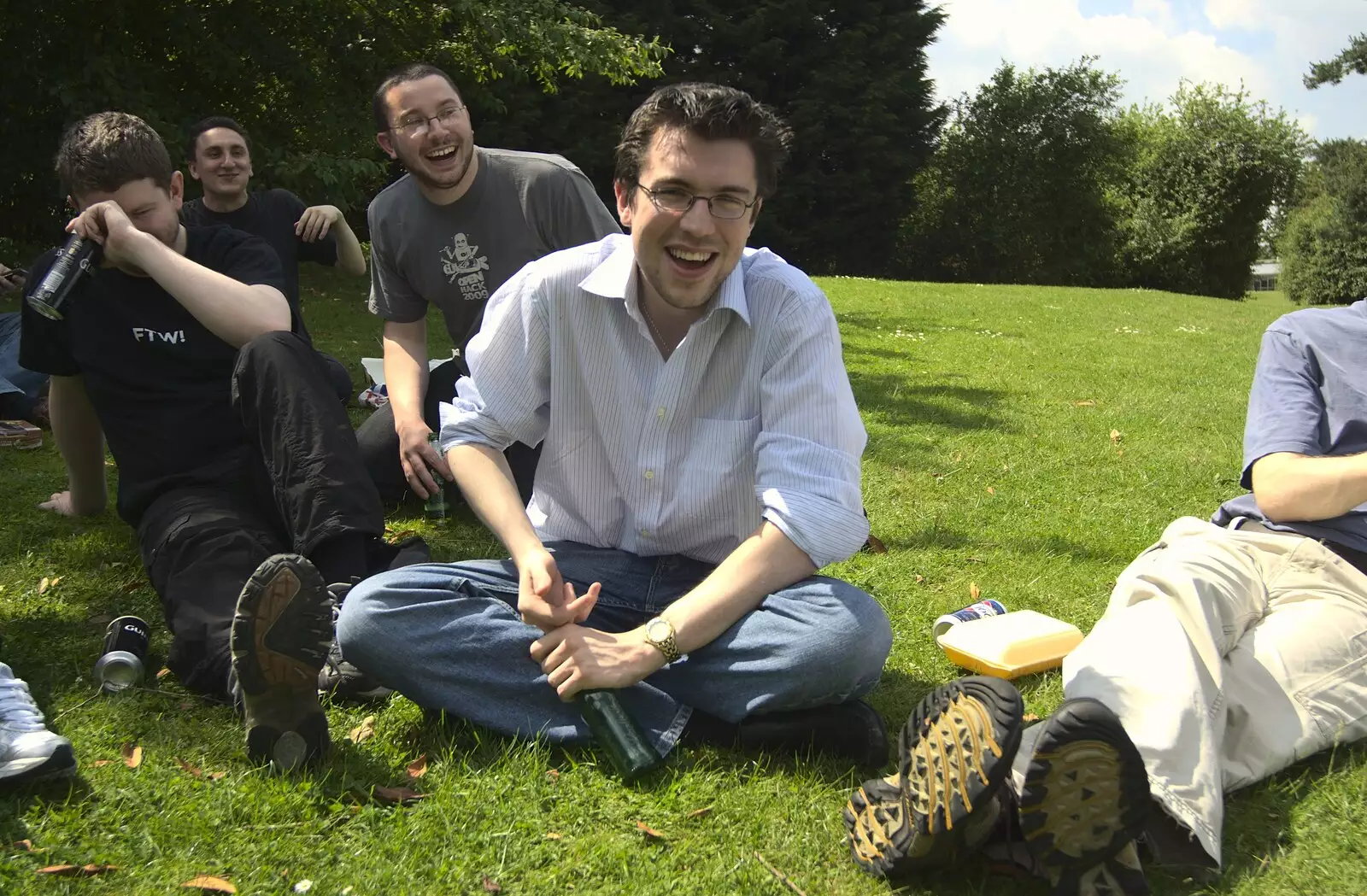 Kristian tries to open a beer bottle, from Taptu's Million Searches, and a Picnic, Science Park, Cambridge - 29th May 2009