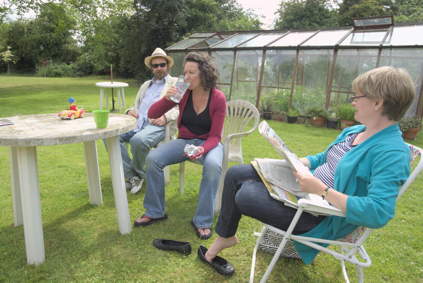Noddy, Evelyn and Abbie in the garden from Summer Bike Rides, Thornham Magna, Suffolk - 1st June 2009