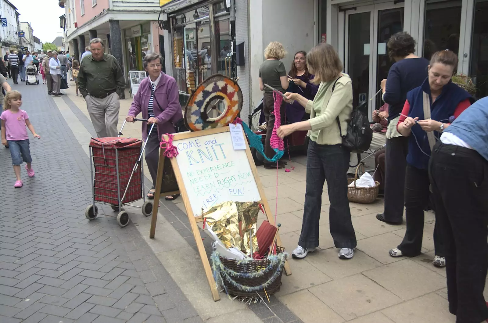 A knit-a-thon occurs on Mere Street, from A June Miscellany: The End of Days, and Al Leaves Taptu, Diss and Cambridge - 13th June 2009