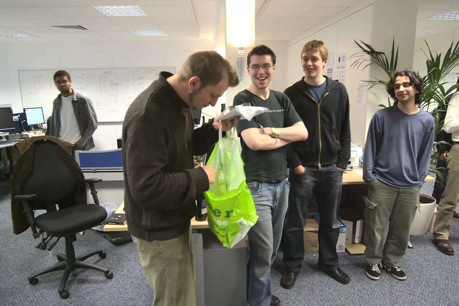 Al checks out his leaving gifts, from A June Miscellany: The End of Days, and Al Leaves Taptu, Diss and Cambridge - 13th June 2009