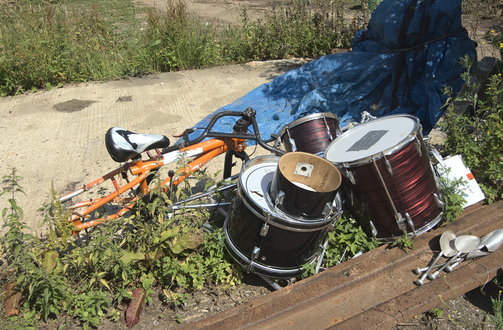 A random discarded drum kit from A Fire at Valley Farm, Thrandeston, Suffolk - 24th June 2009