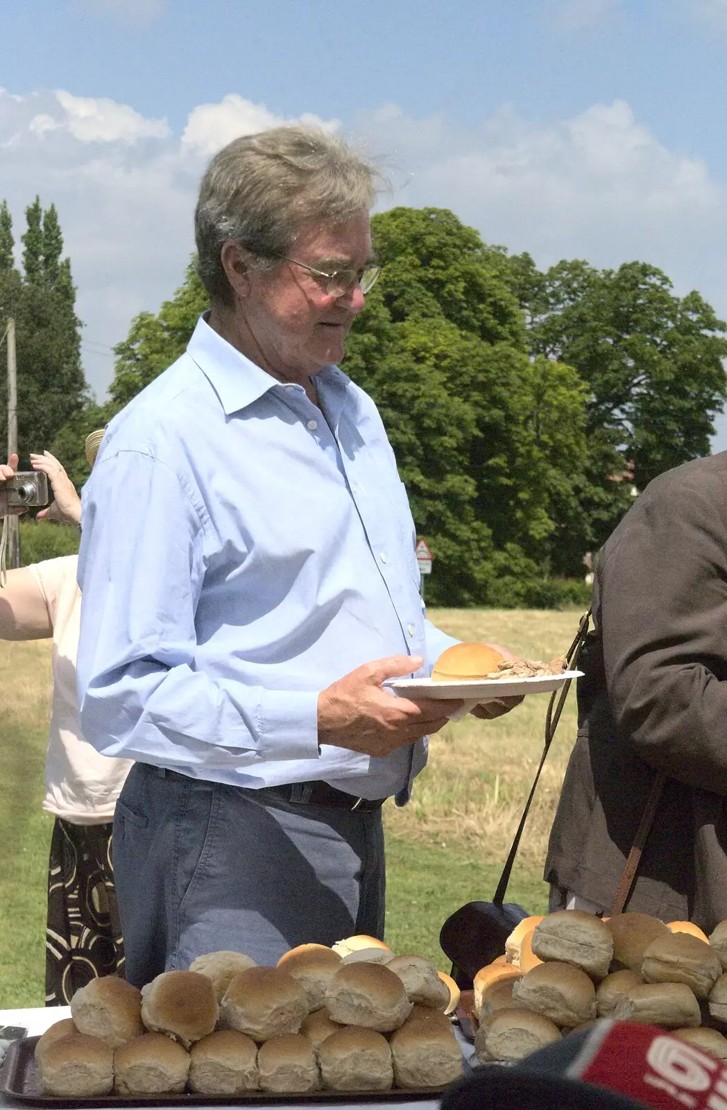 Peter Allen queues up, from Thrandeston Pig: A Hog Roast, Little Green, Thrandeston, Suffolk - 29th June 2009