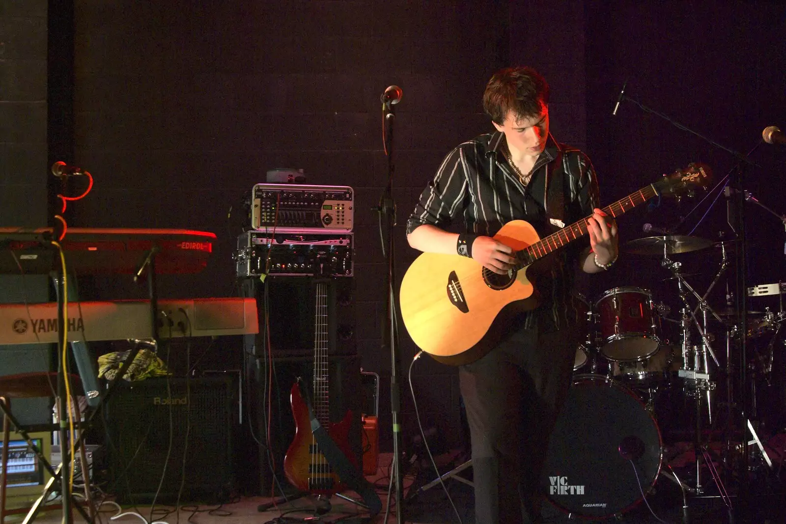 The support act strums a bit, from The BSCC at Wingfield, and The BBs at New Buckenham, Norfolk - 3rd July 2009