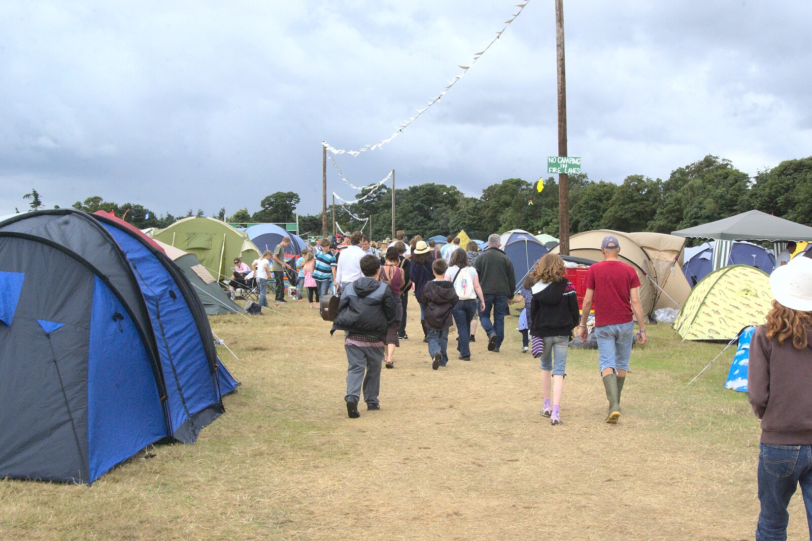 The crowds head off to the arena from The Latitude Festival, Henham Park, Suffolk - 20th July 2009