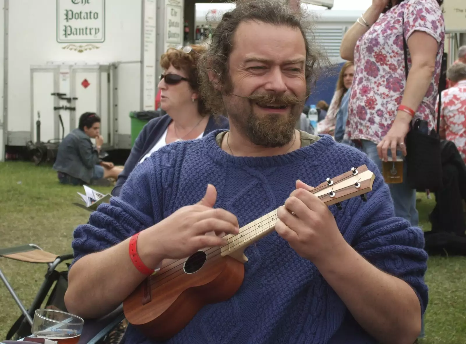 Noddy plays ukelele, from The Cambridge Folk Festival, Cherry Hinton Hall, Cambridge - 1st August 2009