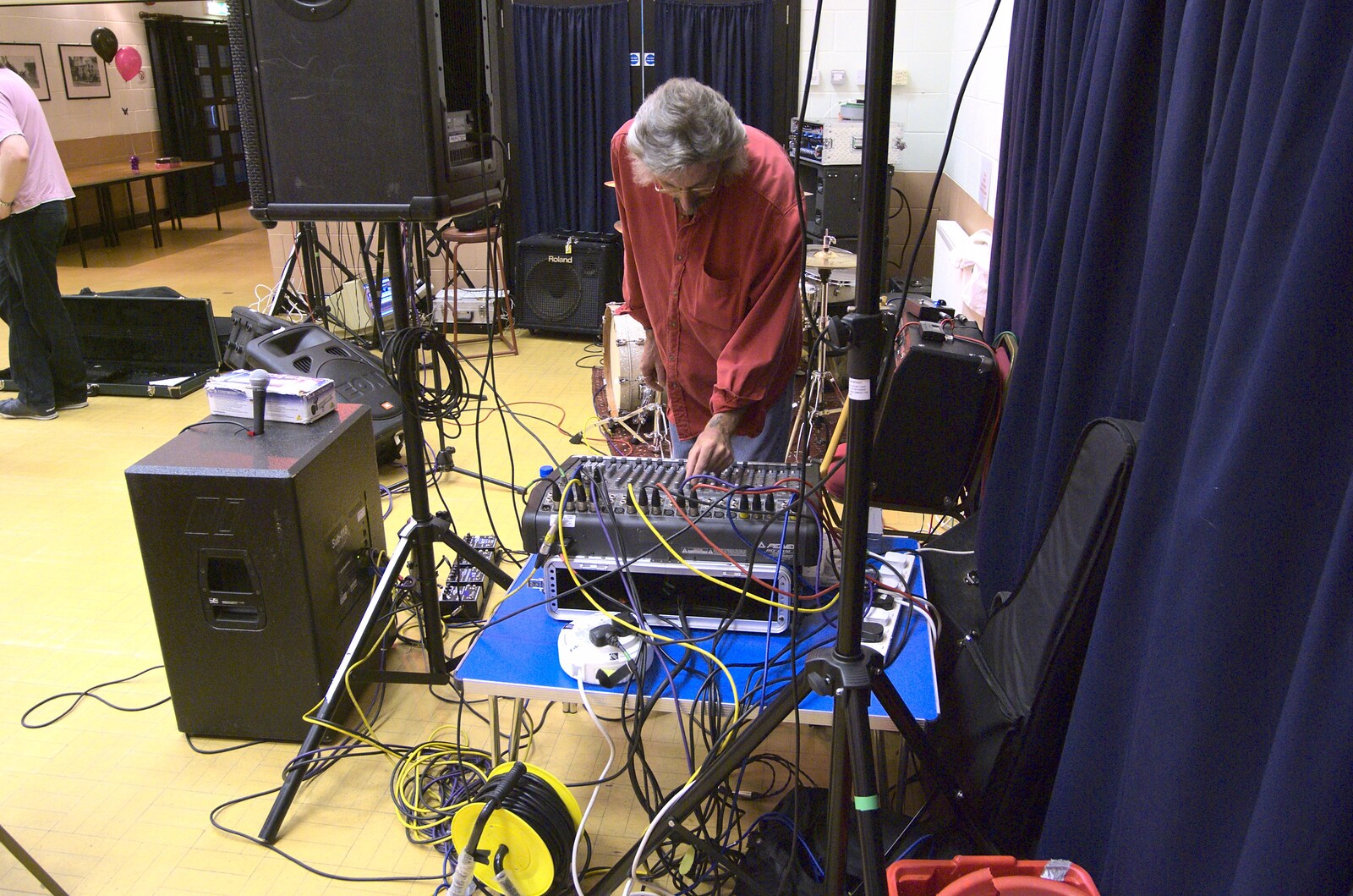 Rob twiddles some knobs from The BBs at Stradbroke, and Wavy's Cabin, Thrandeston, Suffolk - 22nd August 2009