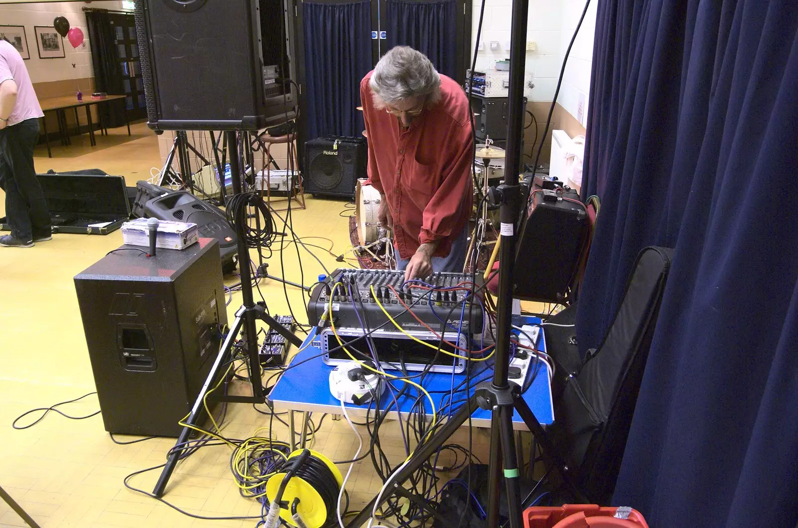 Rob twiddles some knobs, from The BBs at Stradbroke, and Wavy's Cabin, Thrandeston, Suffolk - 22nd August 2009