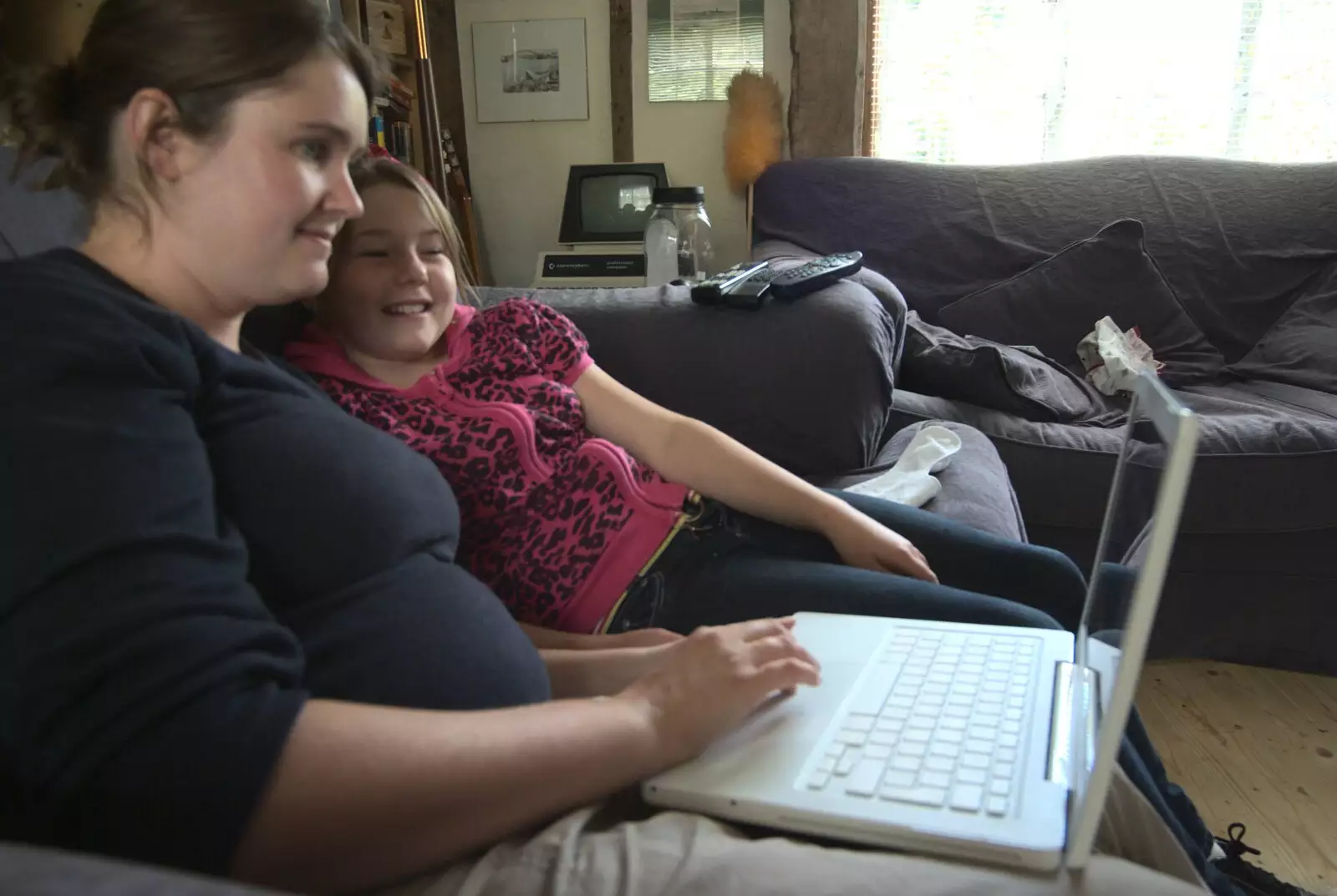 Isobel and Emily on a laptop, from Emily and The Old Chap Visit, Brome, Suffolk - 29th August 2009