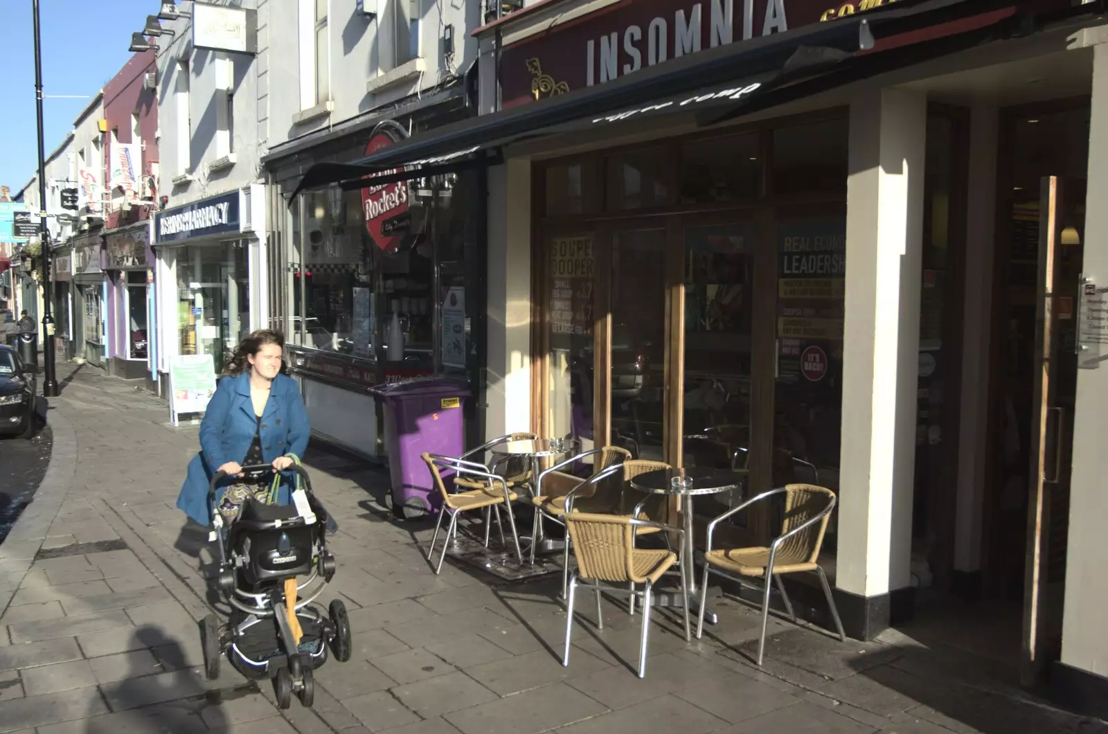 Isobel comes down to Insomnia coffee bar, from A Trip to Evelyn and Louise's, Monkstown Farm, County Dublin, Ireland - October 25th 2009