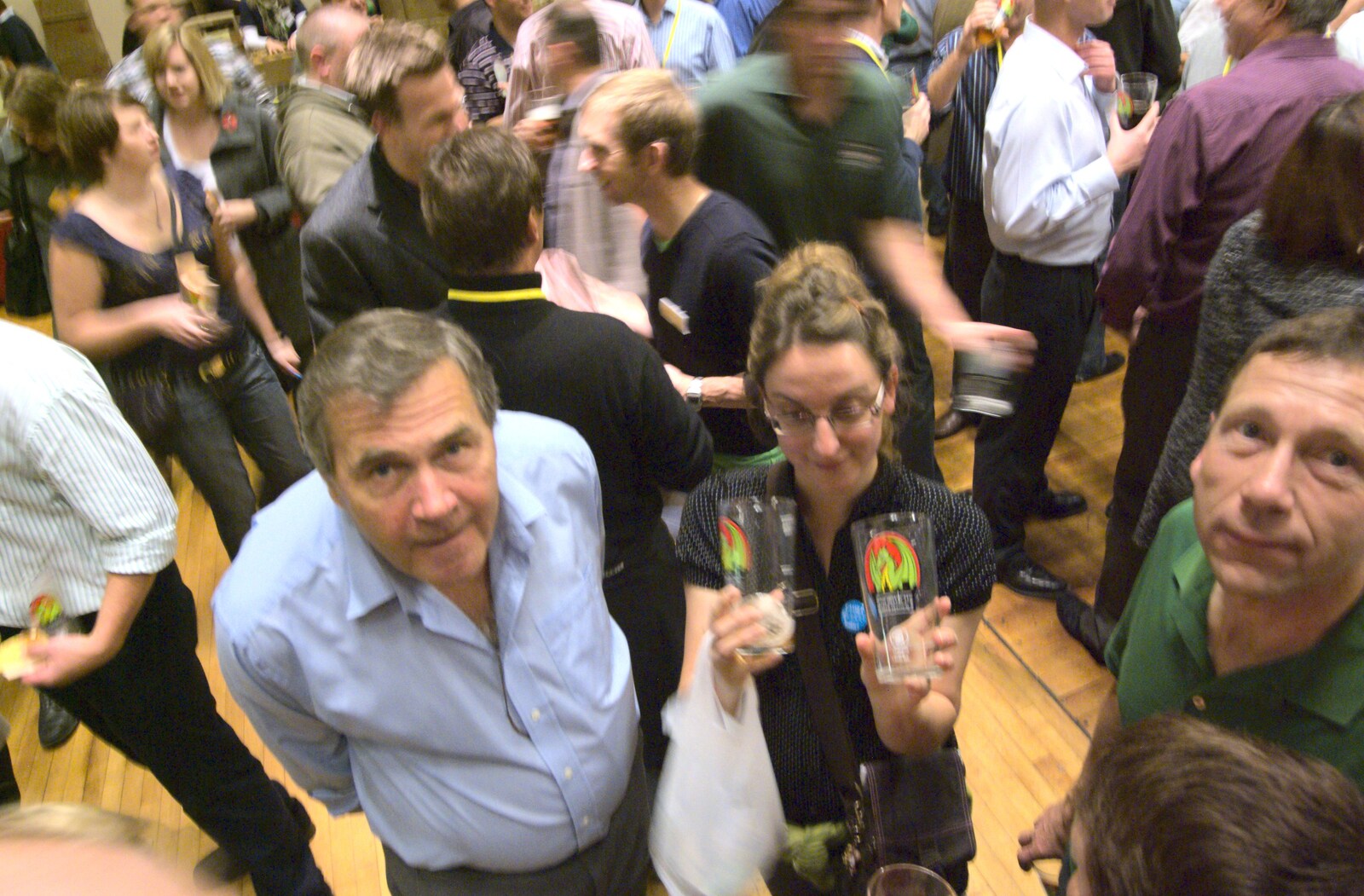 The Norfolk and Norwich CAMRA Beer Festival, and Apple Picking, Norfolk and Suffolk - 26th October 2009: Alan, Sue and Apple in the crowd