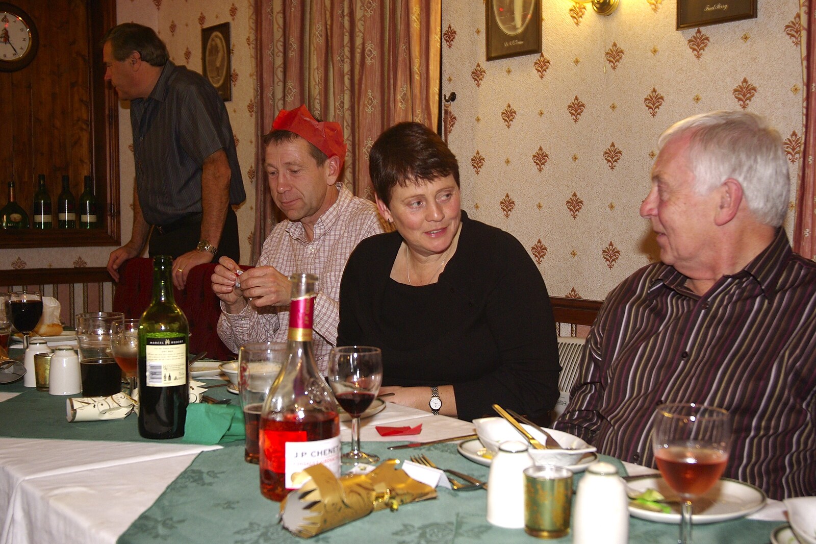 The BSCC Christmas Dinner, The Swan Inn, Brome, Suffolk - 5th December 2009: Pippa chats to Colin