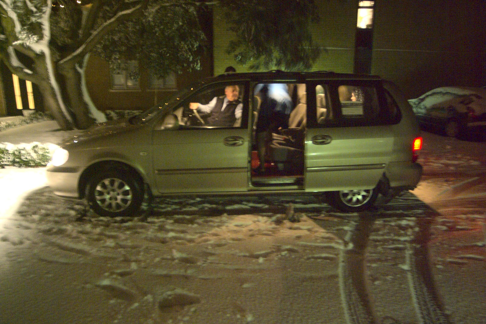 The taxi awaits from A Qualcomm Christmas and Festive Snow, Hotel Felix, Cambridge - 17th December 2009