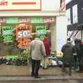 Keith of Castle Fruit has an outside stall, Snow in Diss, Fred Walks, and The BBs Play a Wedding, Diss and Mendlesham - 18th December 2009