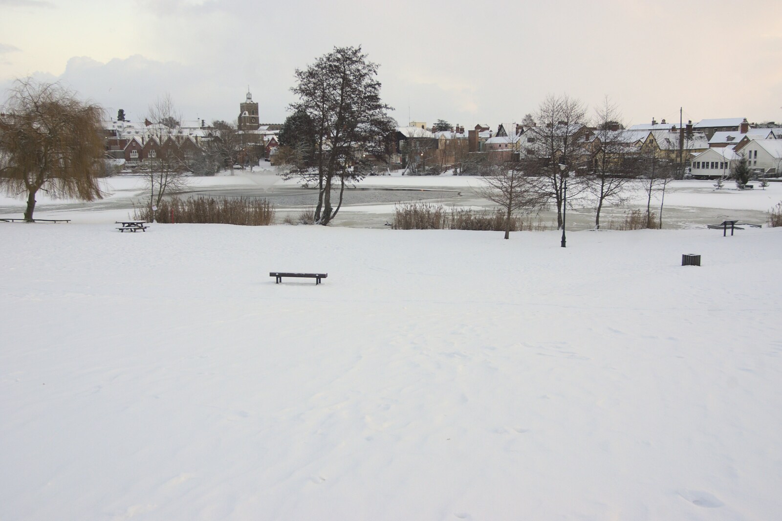 A Snowy Miscellany, Diss, Norfolk - 9th January 2010: A view of the Mere from the park