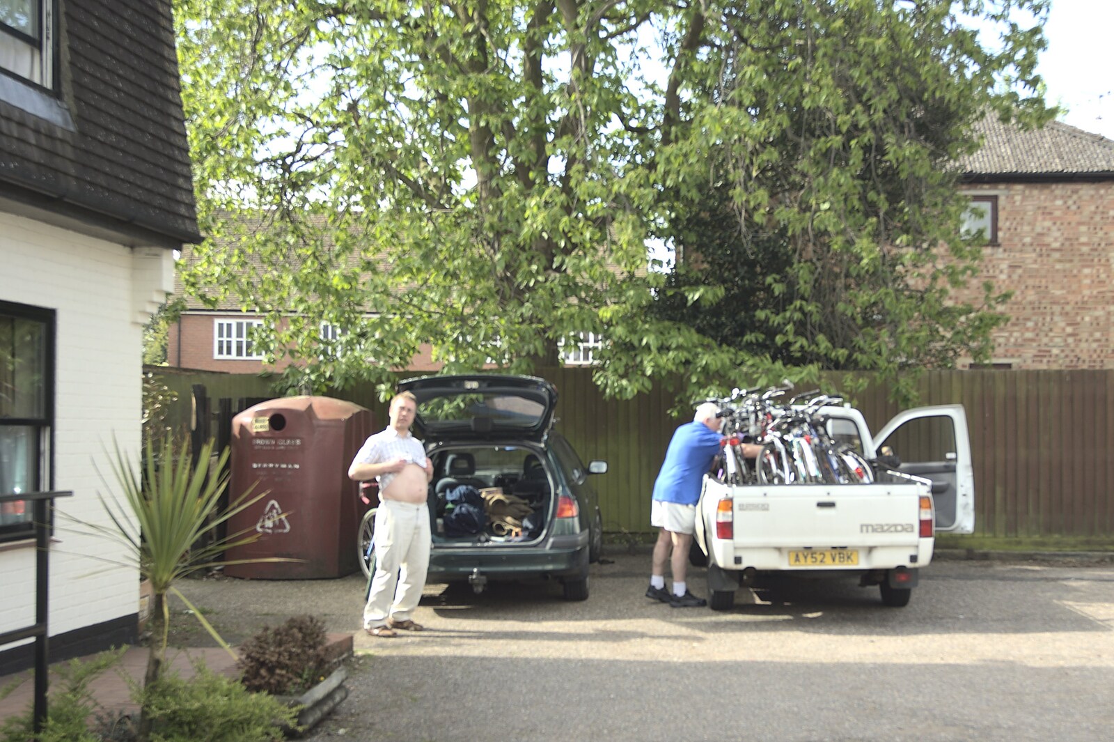 The BSCC Weekend Away, Buckden, St. Neots, Huntingdonshire - 15th May 2010: Marc gets his belly out as bikes are unloaded