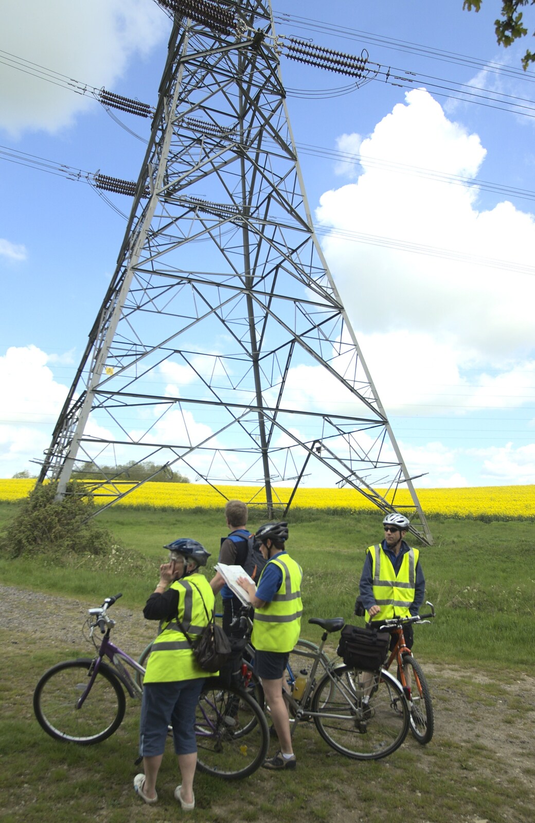 The BSCC Weekend Away, Buckden, St. Neots, Huntingdonshire - 15th May 2010: Another map check, under a high-voltage pylon