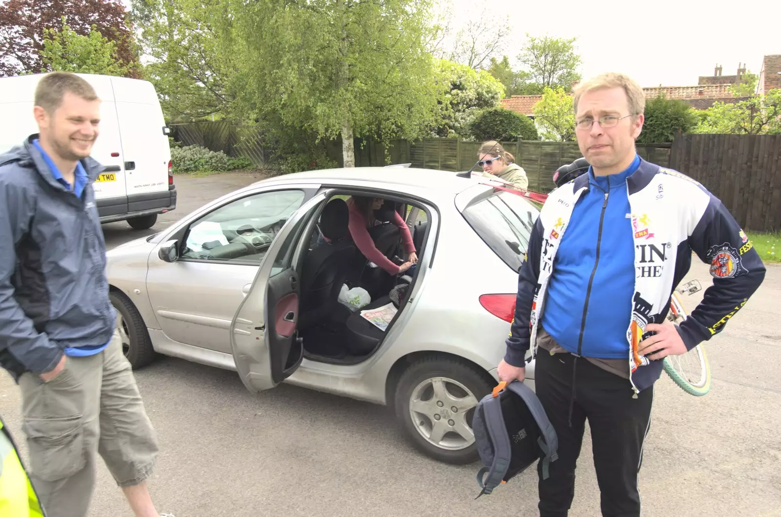 Fred's loaded into the car, from The BSCC Weekend Away, Buckden, St. Neots, Huntingdonshire - 15th May 2010