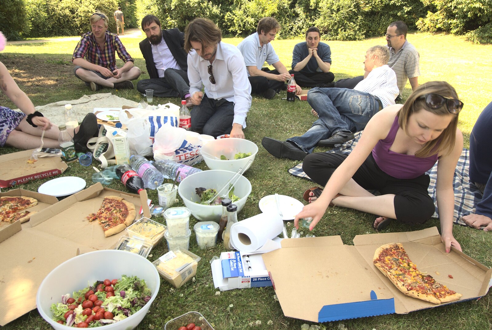 A Taptu Science Park Picnic, and Wedding Guests Arrive, Cambridge and Brome, Suffolk - 1st July 2010: Pizza in a box