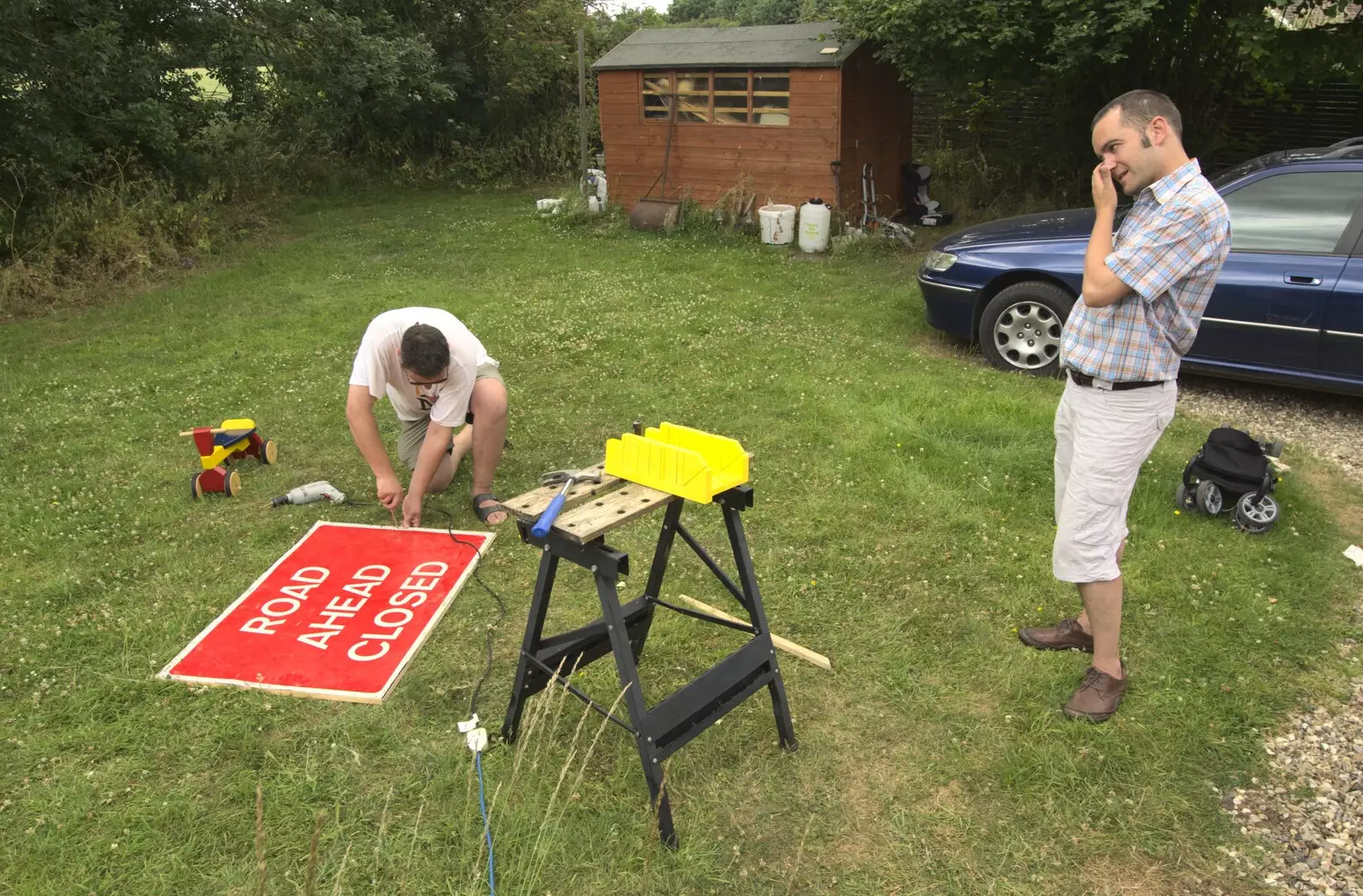 Noddy converts an abandoned road sign, from Wedding-Eve Beers at The Swan Inn, Brome, Suffolk - 2nd July 2010