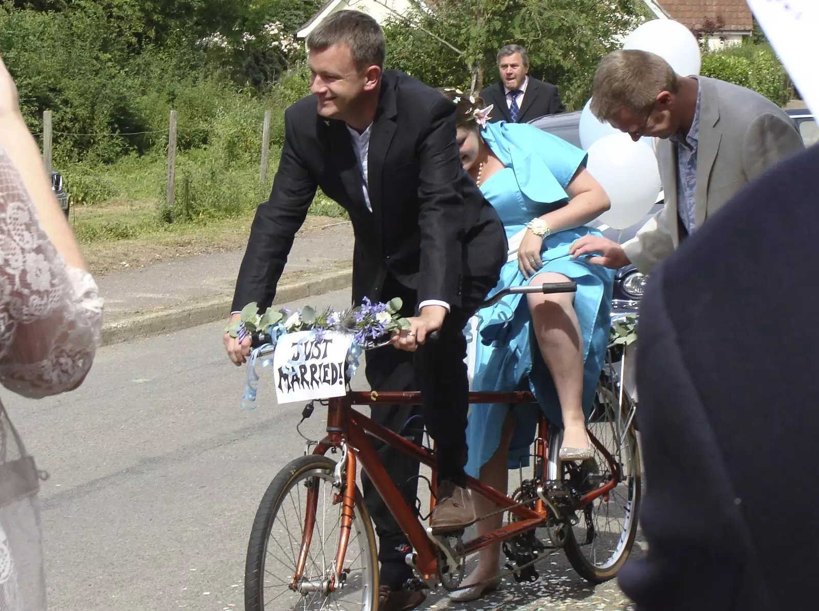 We load up on the tandem, from Nosher and Isobel's Wedding, Brome, Suffolk - 3rd July 2010