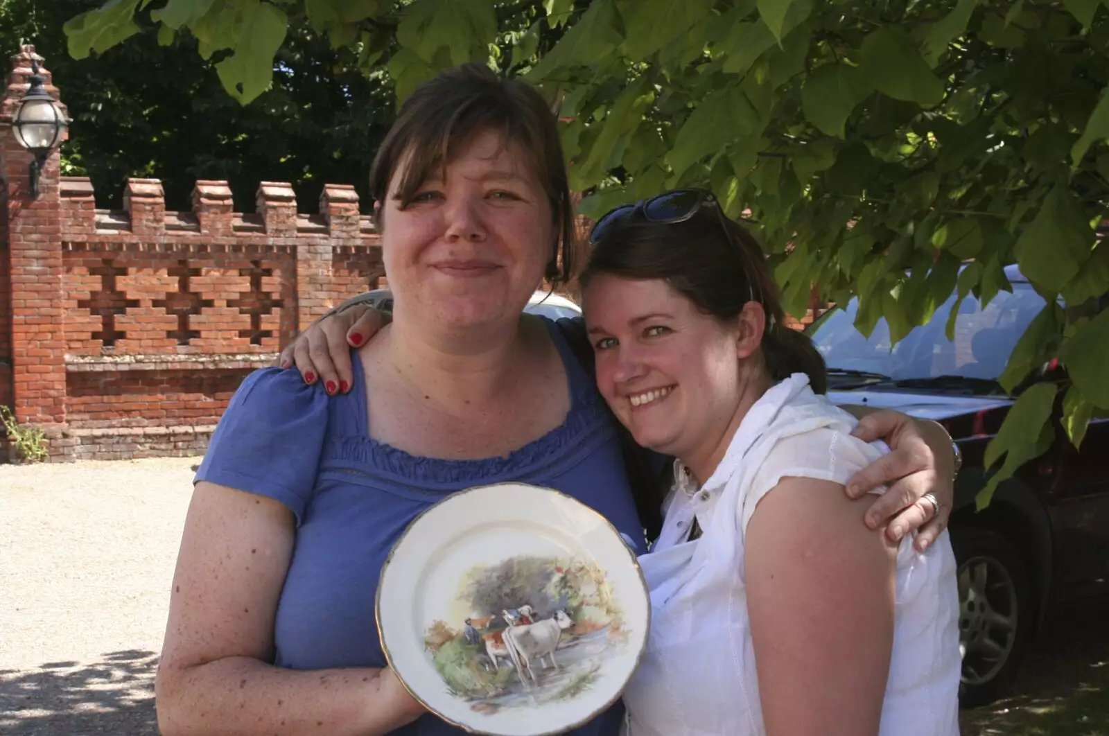 Sis, Isobel and a random plate, from Nosher and Isobel's Wedding, Brome, Suffolk - 3rd July 2010