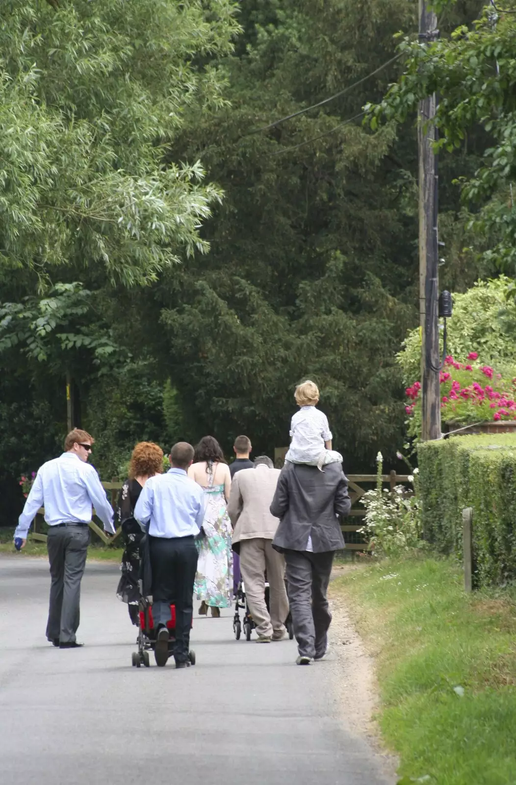 Guests walk down to the church, from Nosher and Isobel's Wedding, Brome, Suffolk - 3rd July 2010