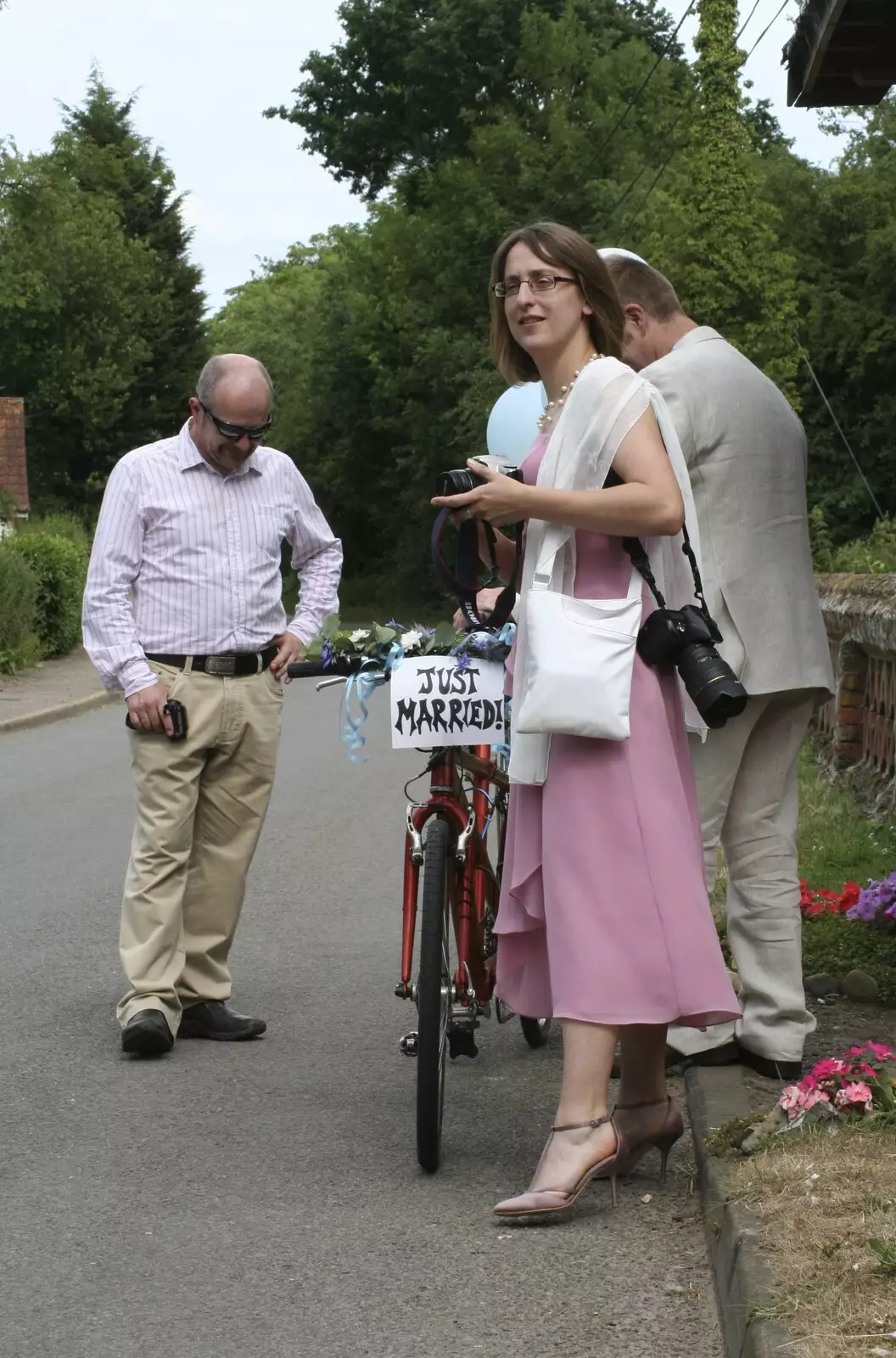 Hamish inspects the tandem, from Nosher and Isobel's Wedding, Brome, Suffolk - 3rd July 2010