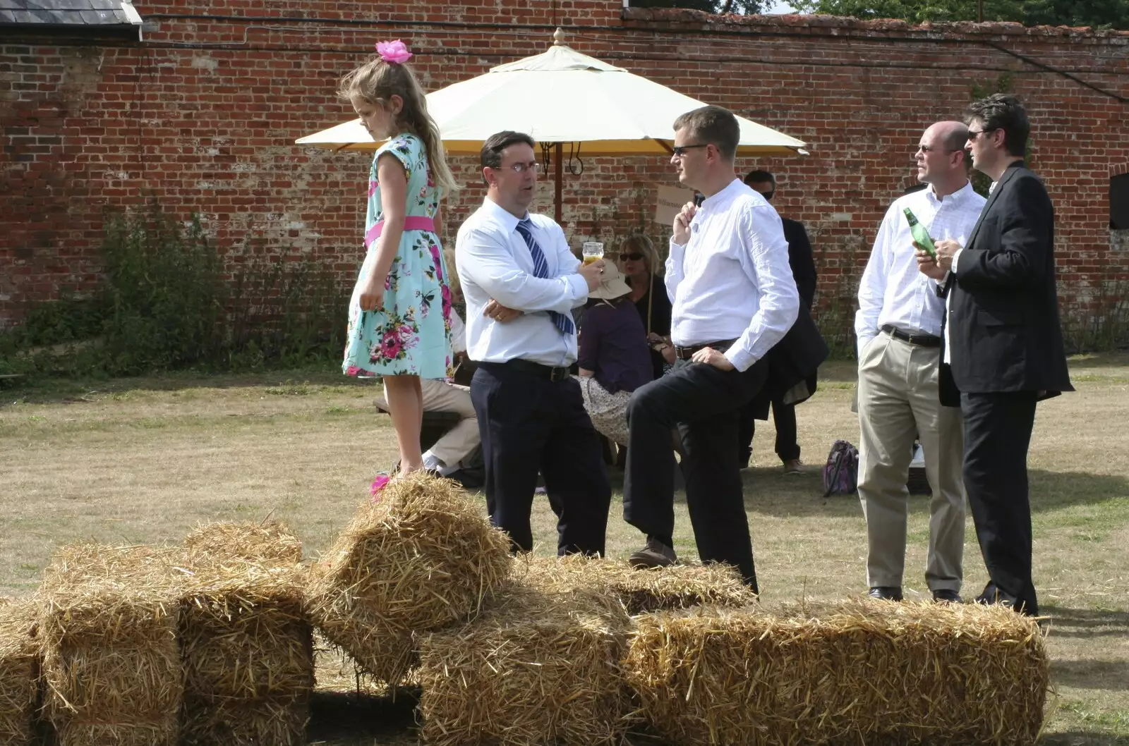 Riki and Nosher chat, from Nosher and Isobel's Wedding, Brome, Suffolk - 3rd July 2010