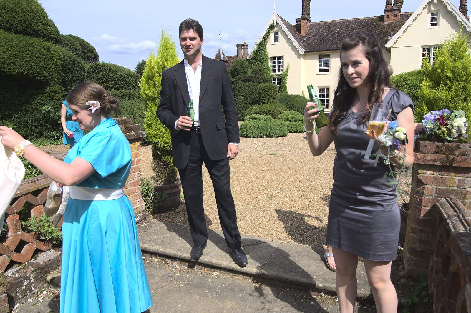 Sean and Jen have beers from Nosher and Isobel's Wedding, Brome, Suffolk - 3rd July 2010