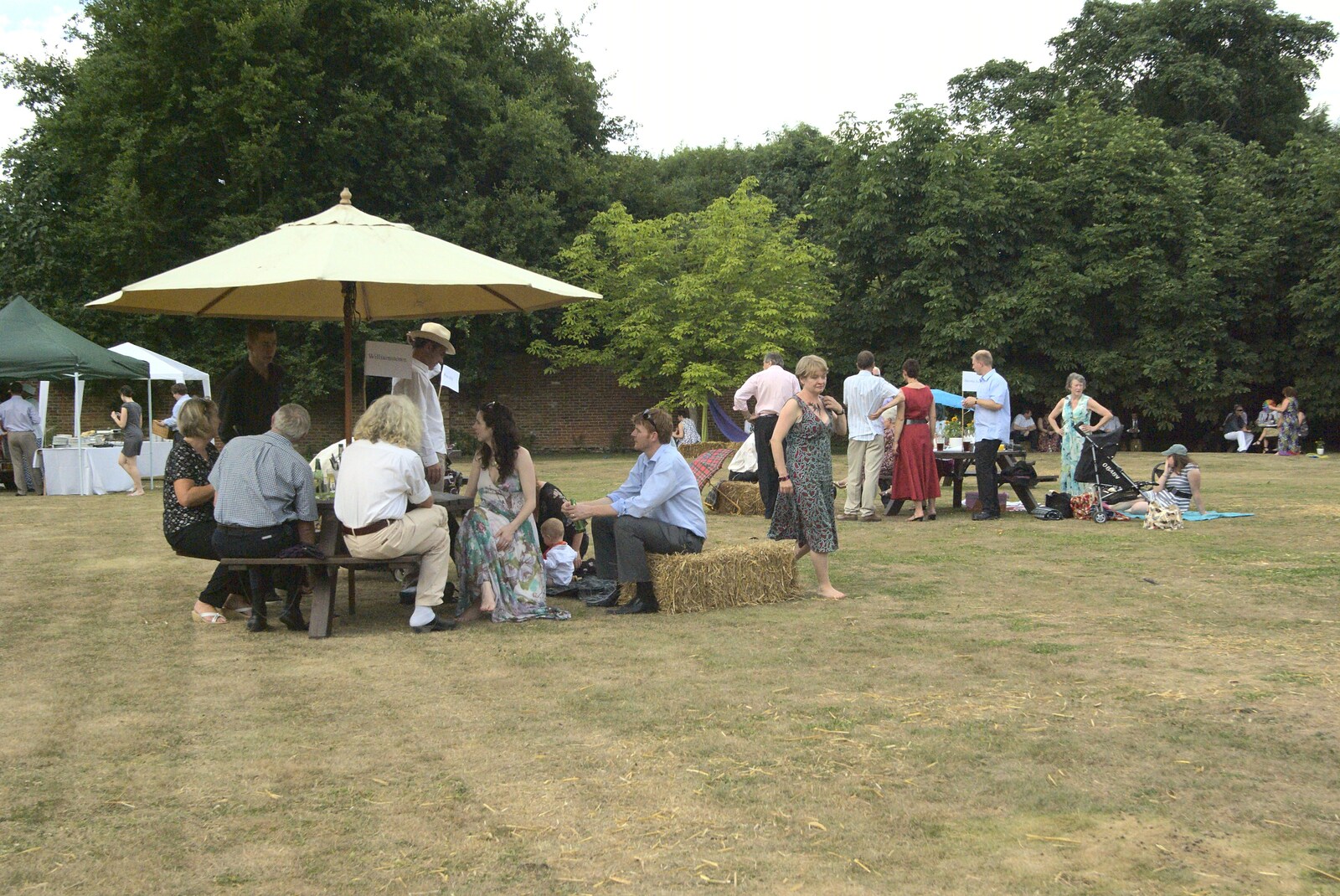 The wedding picnic from Nosher and Isobel's Wedding, Brome, Suffolk - 3rd July 2010