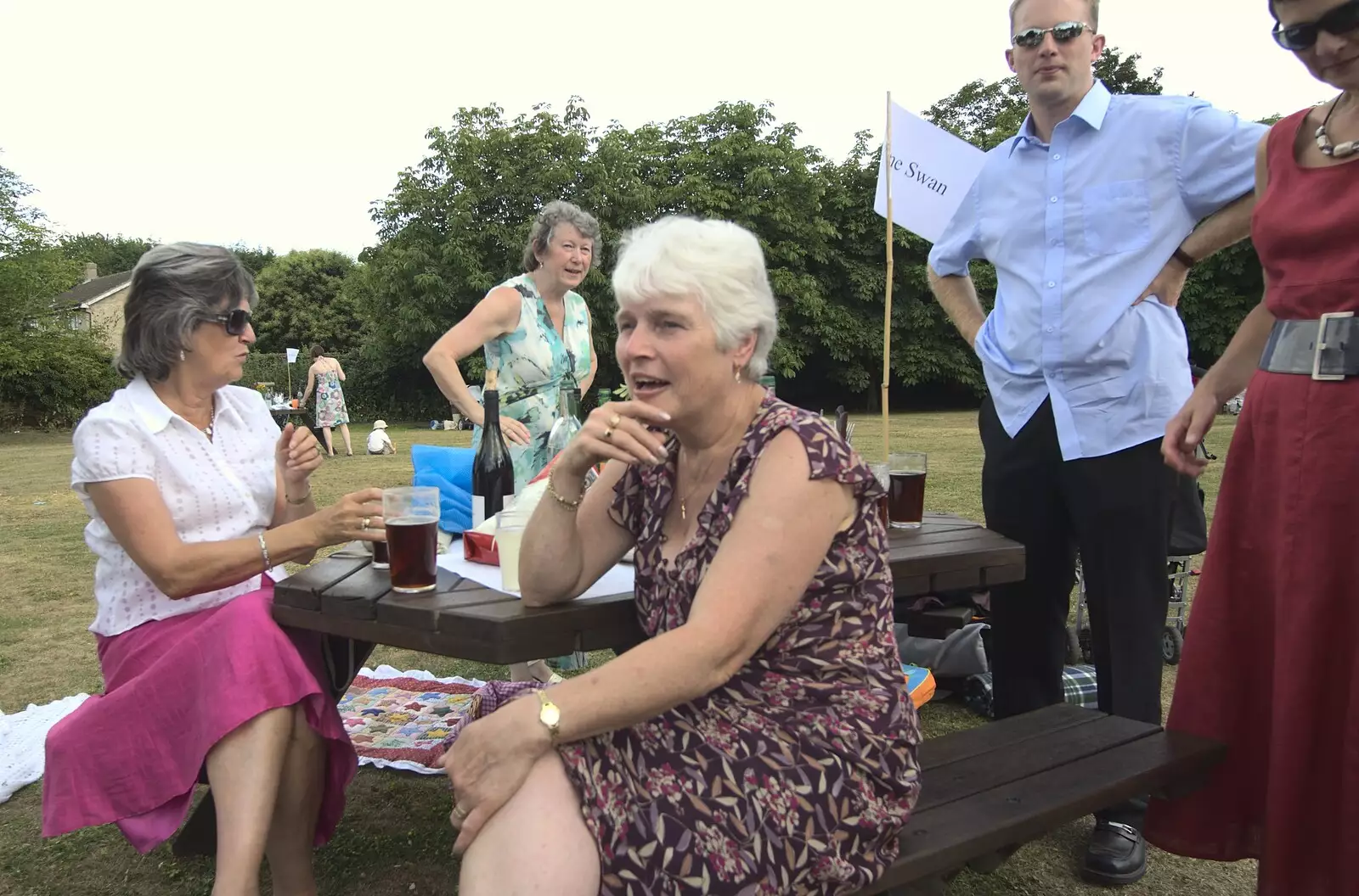 Spammy and the Brome Swan table, from Nosher and Isobel's Wedding, Brome, Suffolk - 3rd July 2010