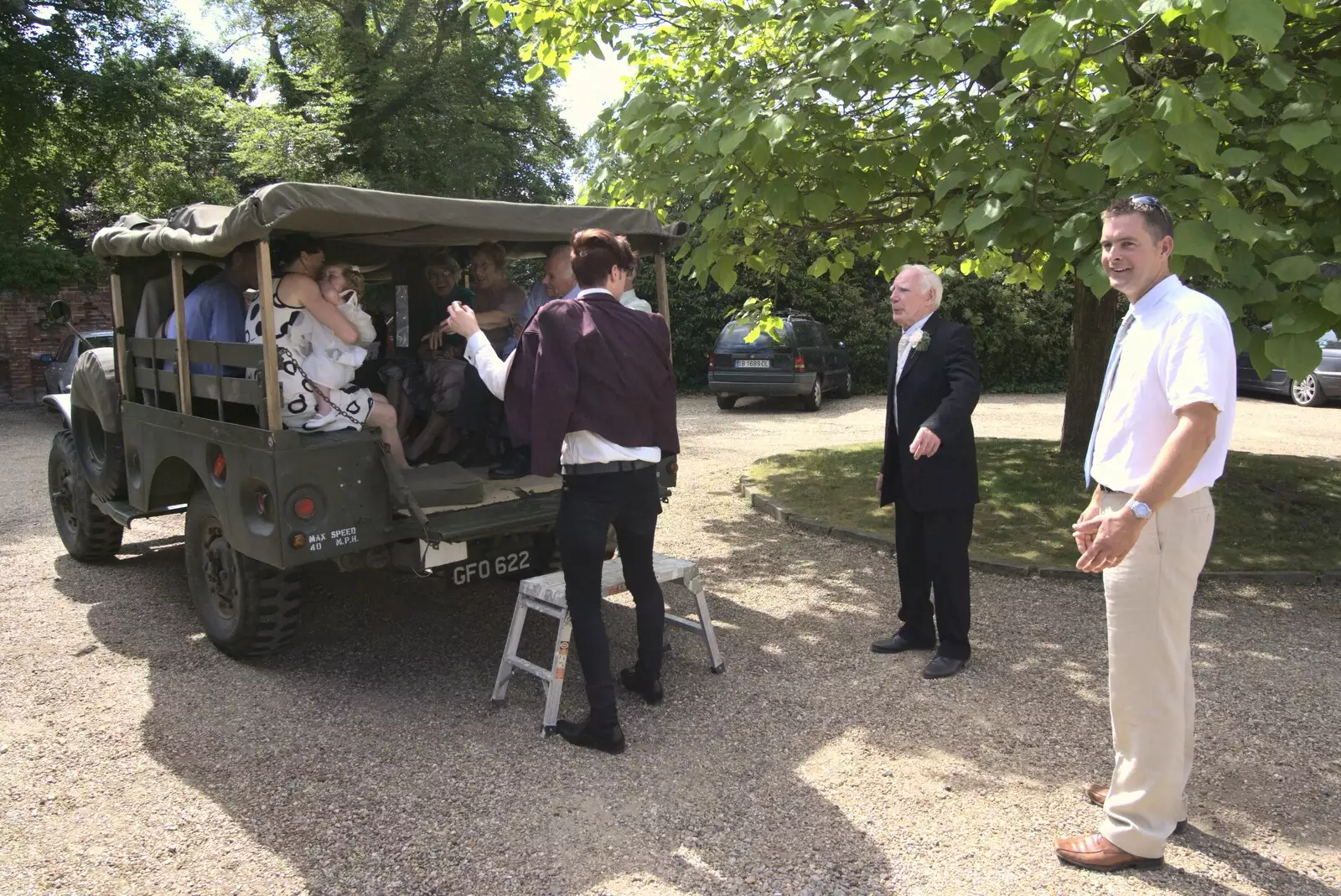 Loading up for the trip to the church, from Clive and Suzanne's Wedding, Oakley and Brome, Suffolk - 10th July 2010