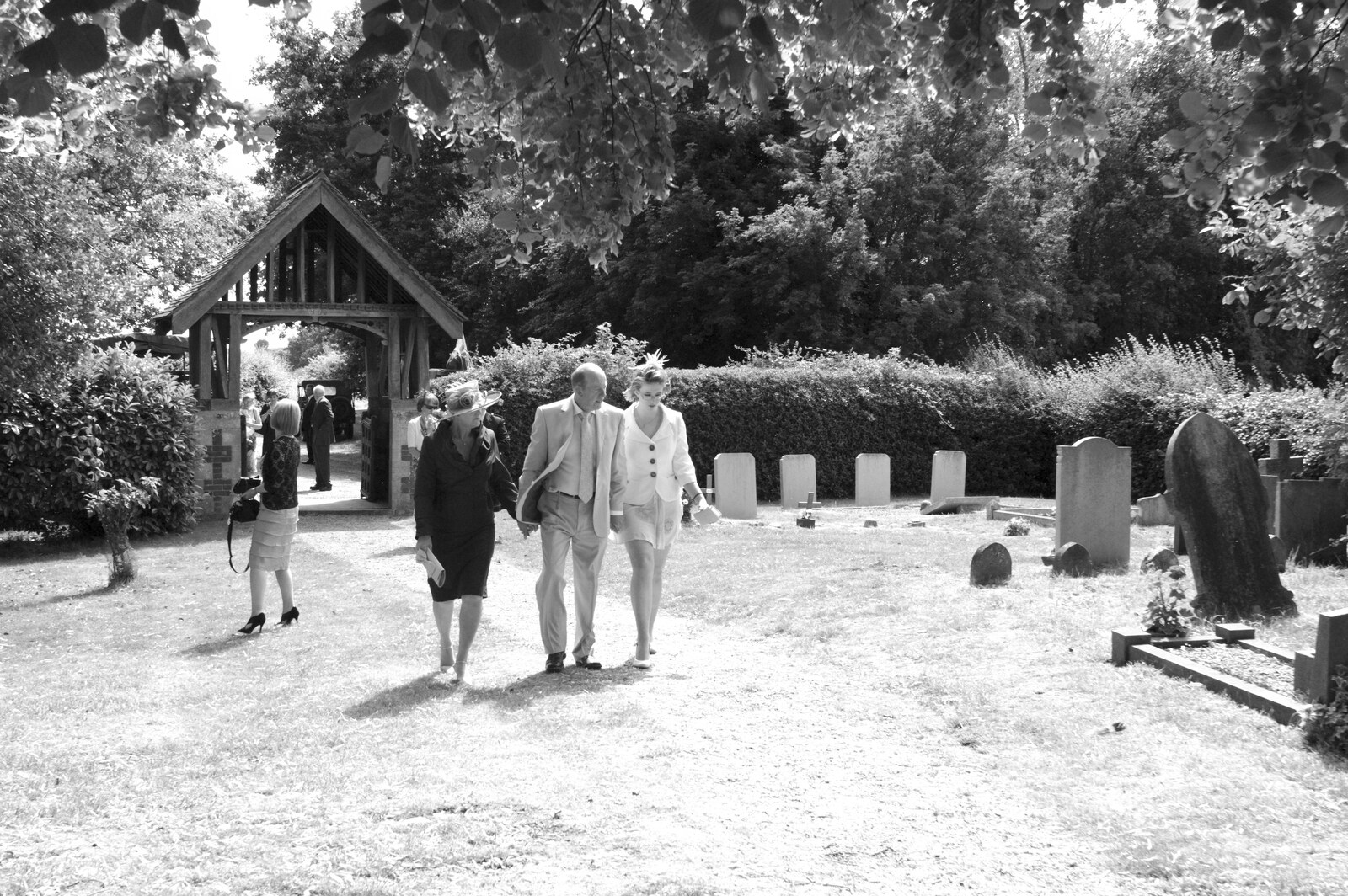 Guests arrive at the church from Clive and Suzanne's Wedding, Oakley and Brome, Suffolk - 10th July 2010