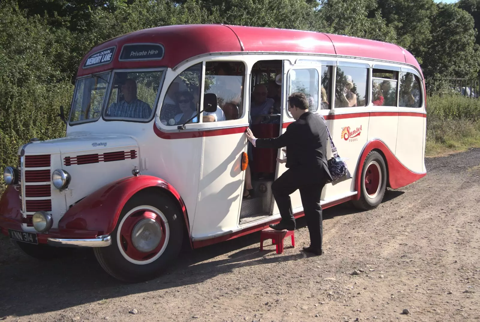 The bus loads up for the return, from Clive and Suzanne's Wedding, Oakley and Brome, Suffolk - 10th July 2010