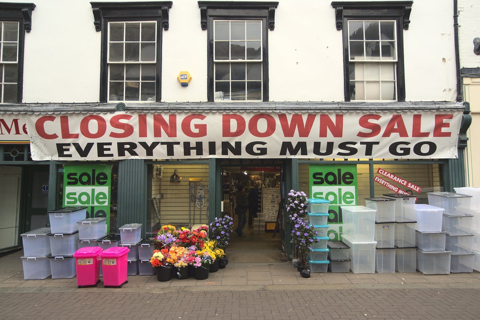 Classic closing-down sign: everything must go from Pizza in Bury St. Edmunds, Suffolk - 30th January 2011
