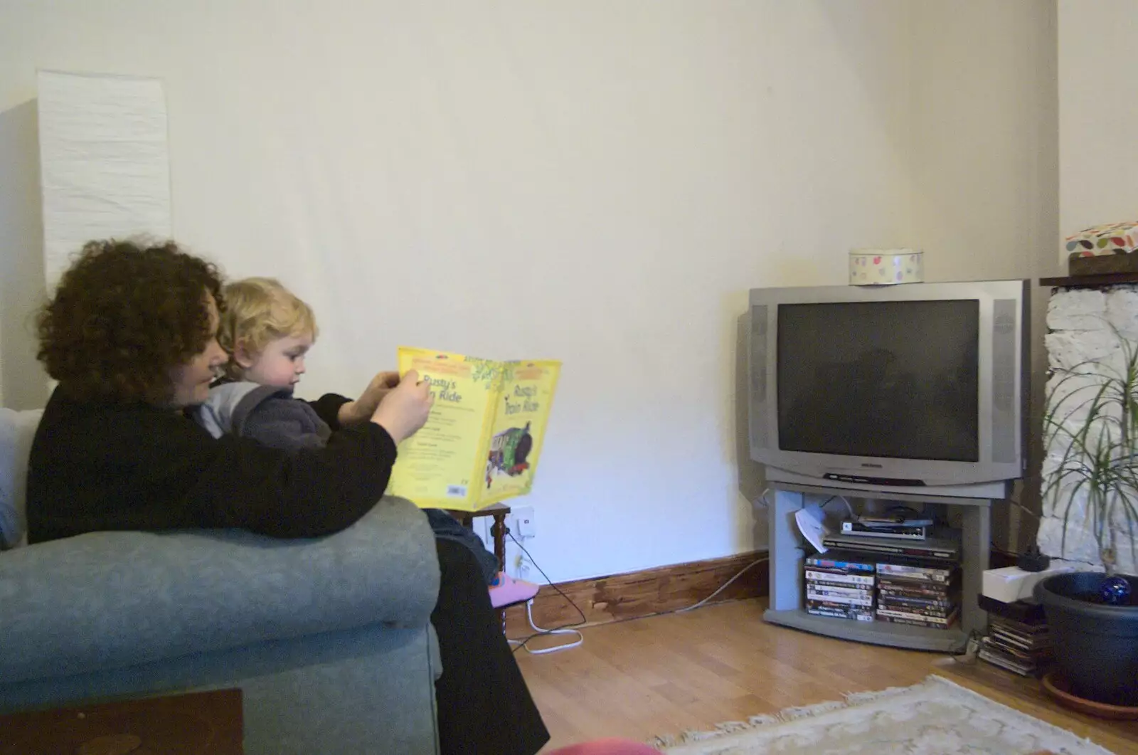 Louise reads Fred a story, from A Week in Monkstown, County Dublin, Ireland - 1st March 2011