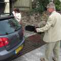 Neil locks his car up back at the Chapel, Mike's Memorial, Prince Hall Hotel, Two Bridges, Dartmoor - 12th July 2011